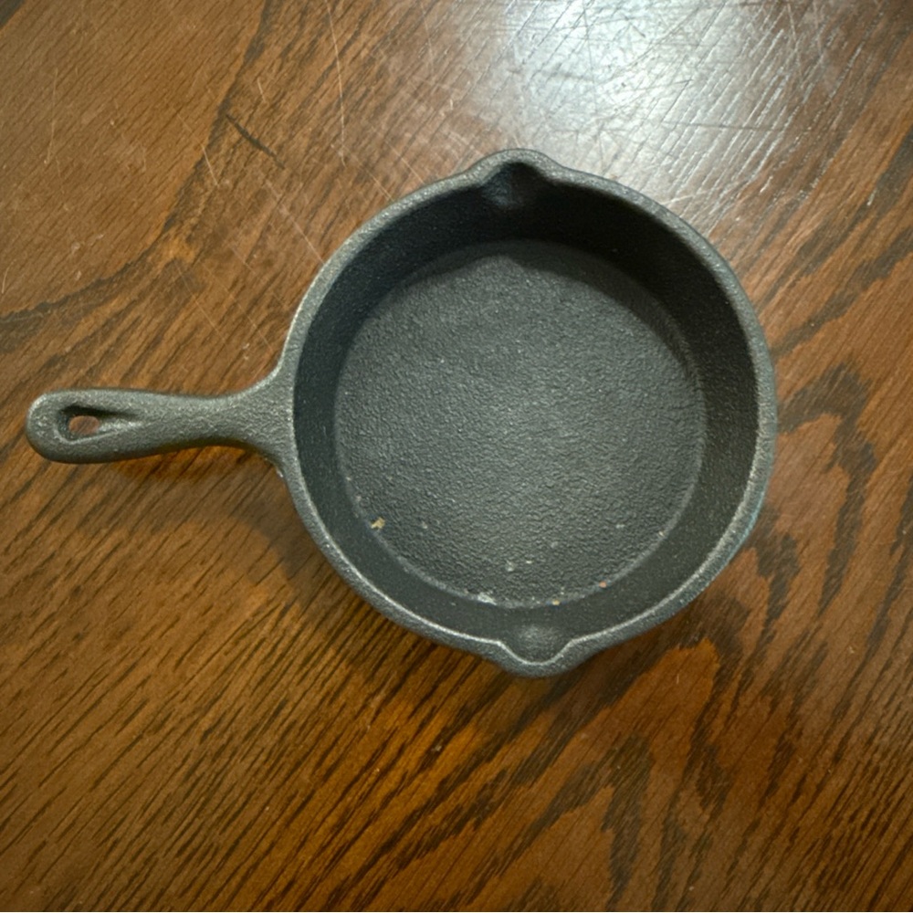 Mini cast iron skillet 4”